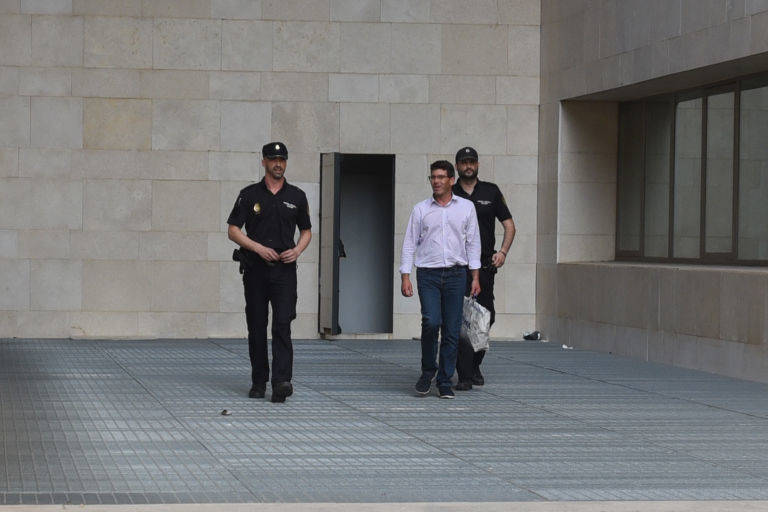 Rodríguez saliendo de las dependencias policiales tras su detención. Foto: EFE