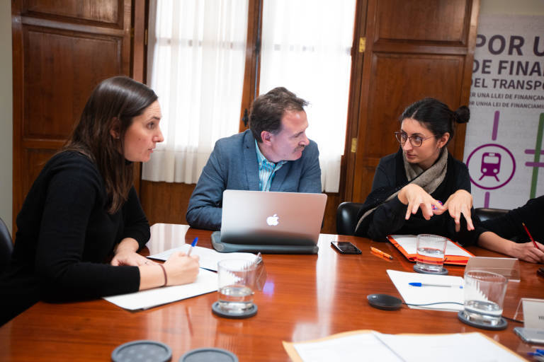 Elisa Valía (PSPV), Giuseppe Grezzi y Lucía Beamud (Compromís) en la comisión de investigación. Foto: ESTRELLA JOVER