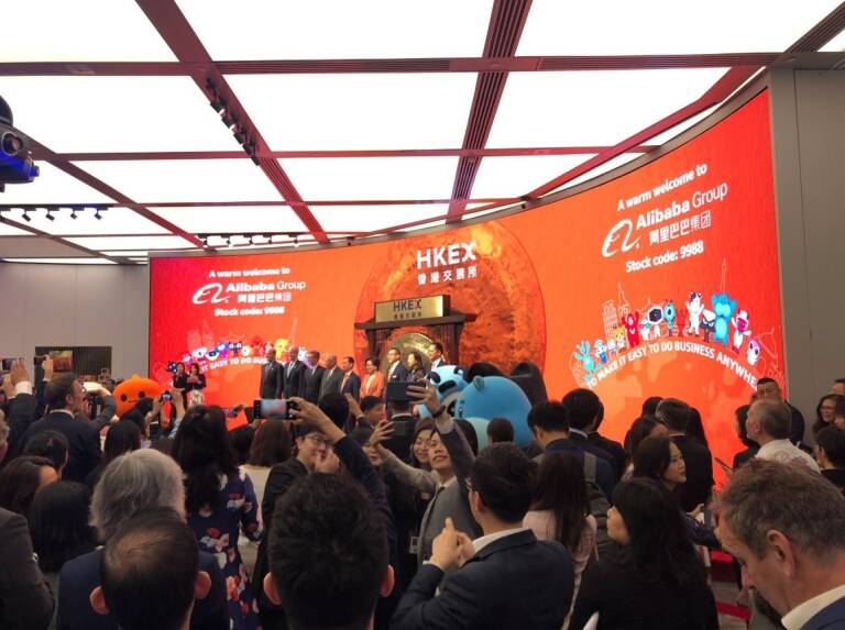 Debut de Alibaba en la Bolsa de Hong Kong, en 2019. Foto: HKEX GROUP