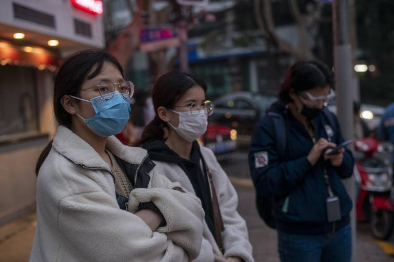 Peatones con máscarillas sanitarias en Shanghai. Foto: Polaris/EP: