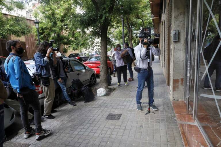 Medios de comunicación frente al domicilio del exsubdelegado del Gobierno en Valencia, Rafa Rubio. Foto: EVA MÁÑEZ