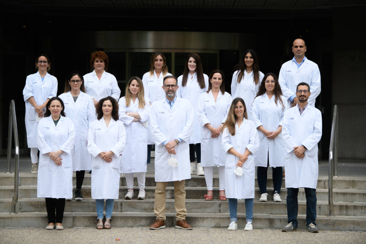 El dr. Alonso (en el centro) y el dr. González (bajo a la derecha), junto con parte del equipo de la Unidad de Dermatología, estética Médica y Cirugía Plástica del Hospital Vithas 9 de Octubre de Valencia. Foto: KIKE TABERNER