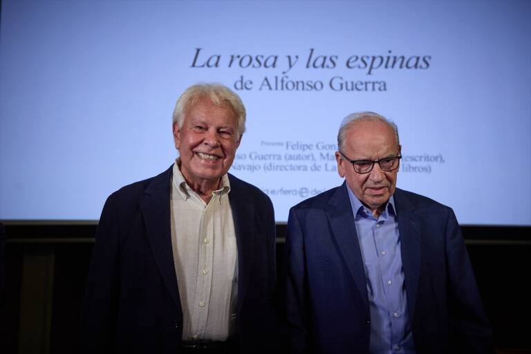 Felipe González (i) y Alfonso Guerra (d) en la presentación de su obra 'La rosa y las espinas'. Foto: JESÚS HELLÍN/EP