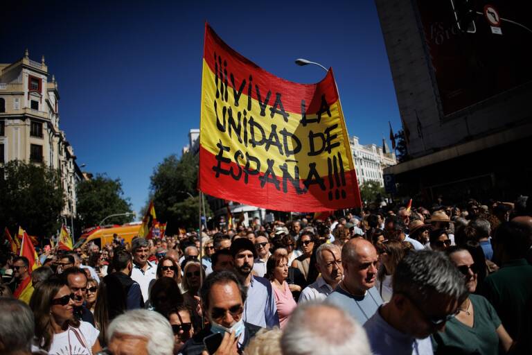 Una bandera durante la manifestación en Madrid contra la amnistía. Foto: ALEJANDRO MARTÍNEZ VÉLEZ/EP
