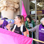 Mujeres se encadenan mercado central valencia feminismo 8M