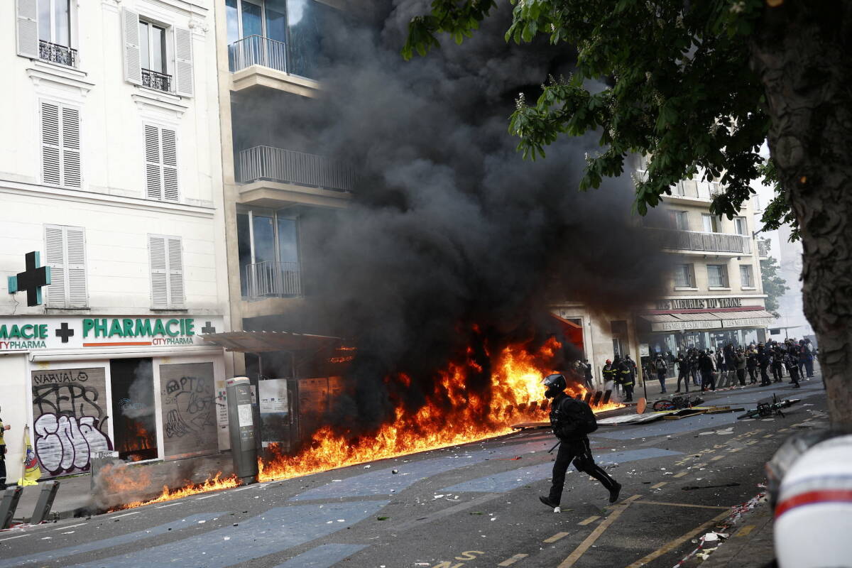 Quema de un edificio en París por parte de manifestantes. Foto: RAPHAEL LAFARGUE/ABACAPRESS