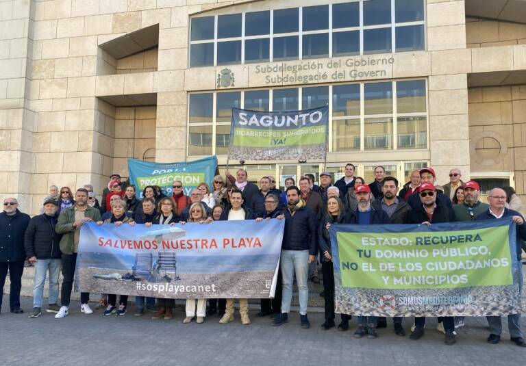  Manifestación de Canet y Sagunt frente a la Demarcación de Costas de València. Foto: VP