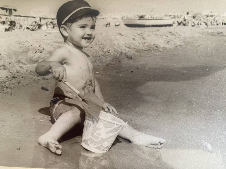 Carlos Pujadas de niño en la playa.