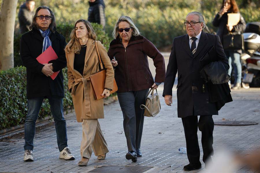 José María Corbín, a la derecha, a su llegada a los juzgados. Foto: EFE/Biel Aliño