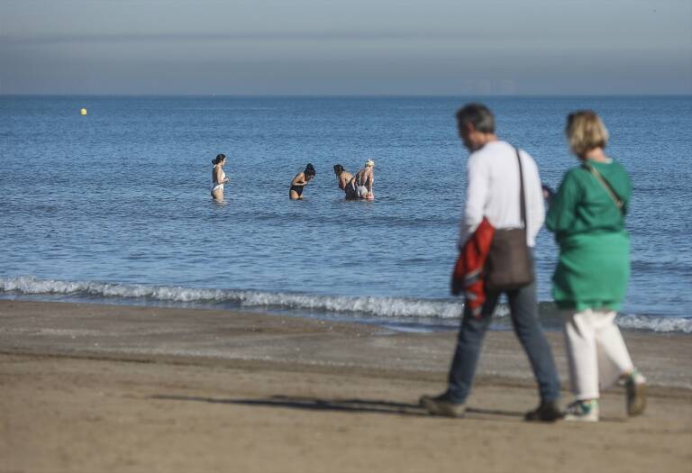 Varias personas caminan por la playa de la Malvarrosa. Foto: ROBER SOLSONA/EP