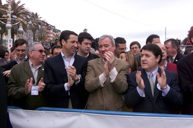 Zaplana, Valcárcel y Olivas en la concentración de marzo de 2003. Foto: EFE/JF Moreno