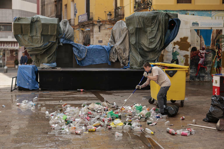 Imagen de archivo de limpieza de residuos en Fallas. Foto: EFE/BIEL ALIÑO