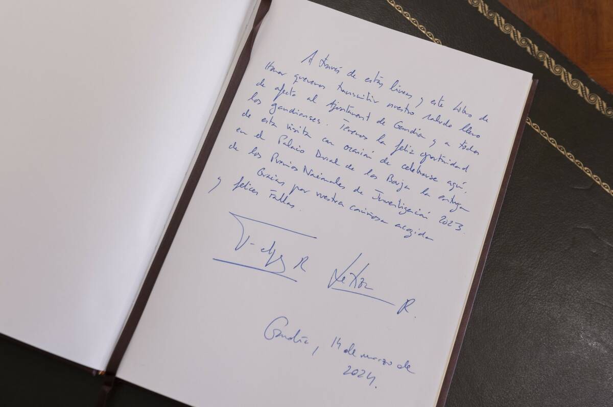 Don Felipe y Doña Letizia han firmado en el Libro de Honor de la Ciudad. Foto: ÀLEX OLTRA