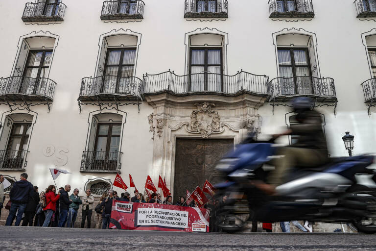 Los trabajadores concentrados ante la sede del Sanbadell en València. Foto: EFE/MANUEL BRUQUE