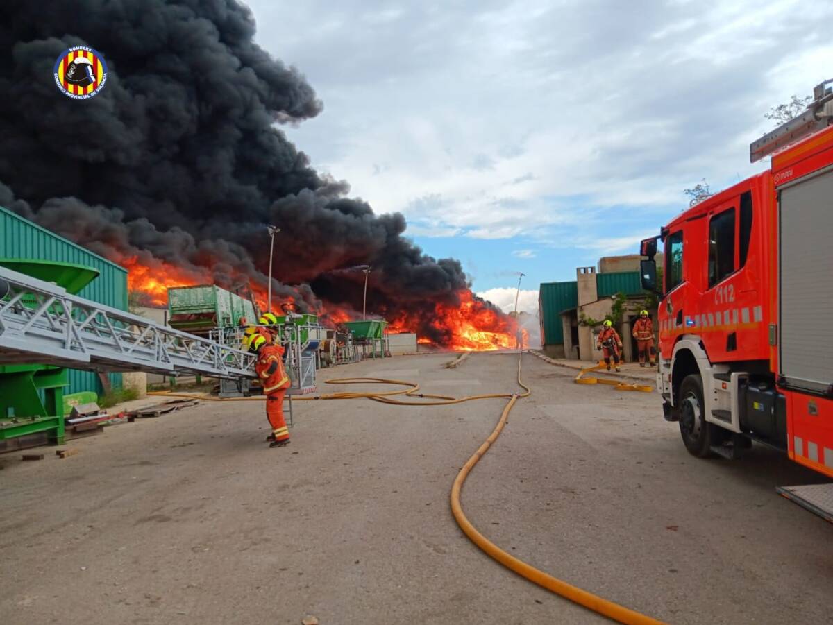 Incendio en la planta de reciclaje de San Antonio de Requena. Foto: CONSORCIO BOMBEROS VALENCIA