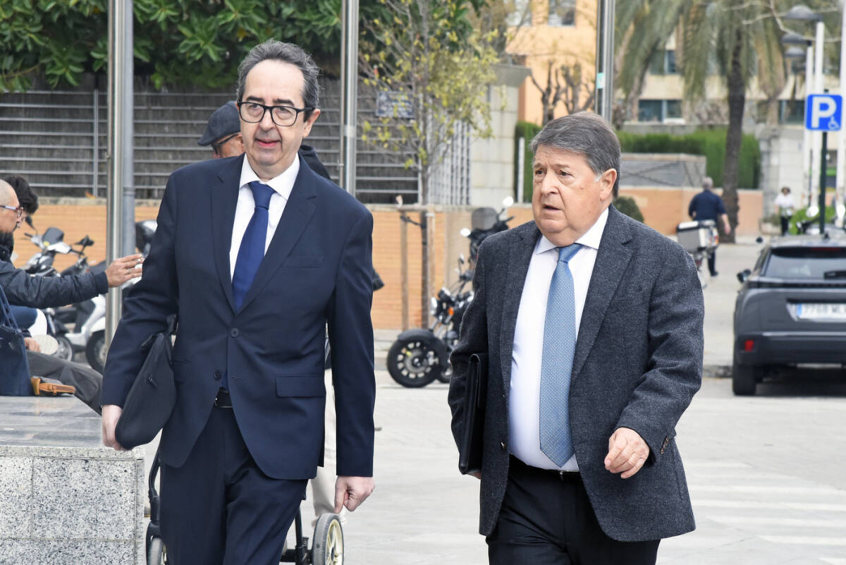 José Luis Olivas, junto a su abogado. Foto: DANIEL GARCÍA-SALA