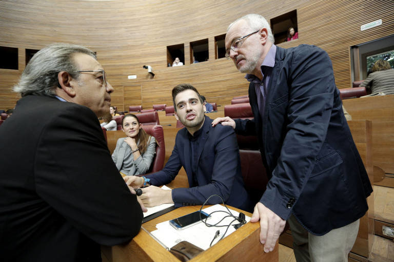 El portavoz socialista, Manuel Mata, frente a Fran Ferri (Compromís) y Antonio Montiel (Podemos)