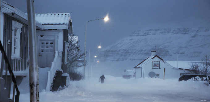 Lugareño islandés saliendo a comprar el pan una mañana de invierno