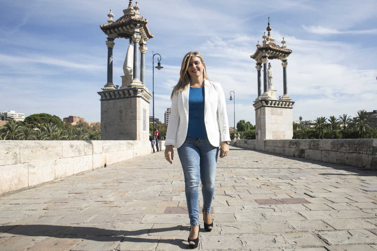 Eva Ortiz en el Puente del Mar, València. Foto: EVA MAÑEZ