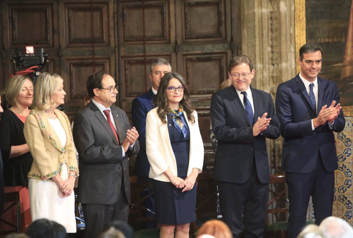 Oltra, Puig y el resto del Gobierno valenciano junto a Sánchez. Foto: EVA MÁÑEZ