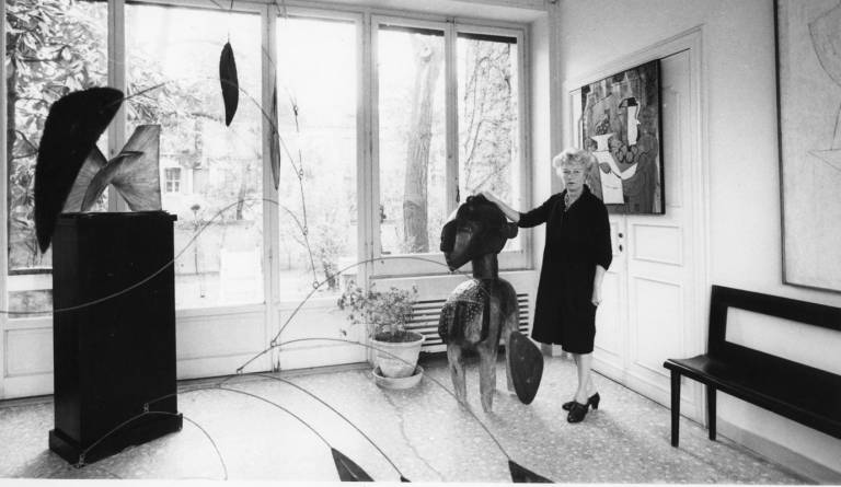 Peggy Guggenheim rodeada de obras de arte de su colección 