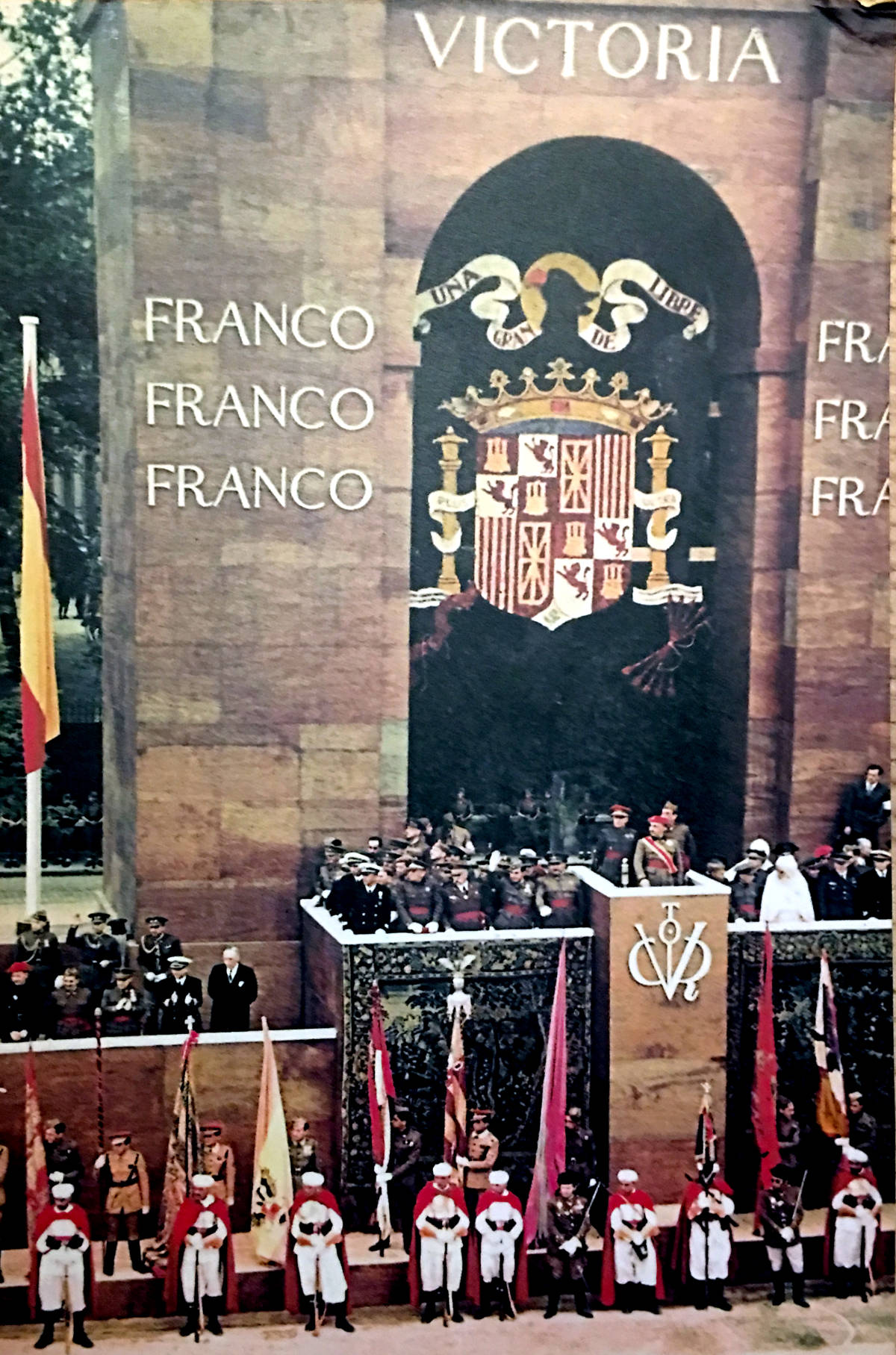 Desfilada de la victòria del 19/5/1939, en la qual Franco instal·là als seus peus les ensenyes històriques dels territoris que havia anat conquistant per a la causa sublevada, entre elles la Senyera valenciana © Arxiu F. Bens