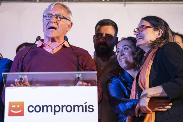 El alcalde Joan Ribó, y la vicepresidenta del Consell Mónica Oltra, en la celebración tras las elecciones municipales. Foto: EVA MÁÑEZ.