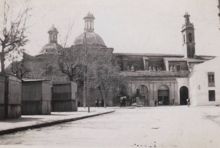  Iglesia y convento de Jesús en una fotografía antigua con las casetas del antiguo mercado a la derecha.