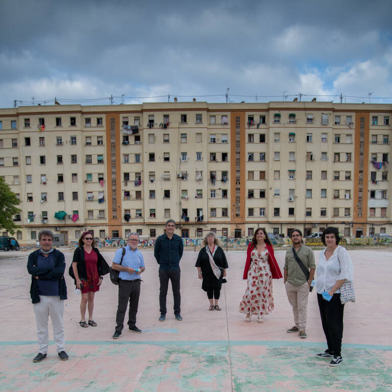 La edil de Urbanismo, Sandra Gómez, con representantes vecinales del Cabanyal. Foto: KIKE TABERNER