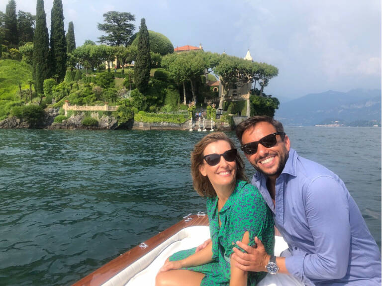 Daniel Lorenzo junto a su mujer en el Lago di Como.