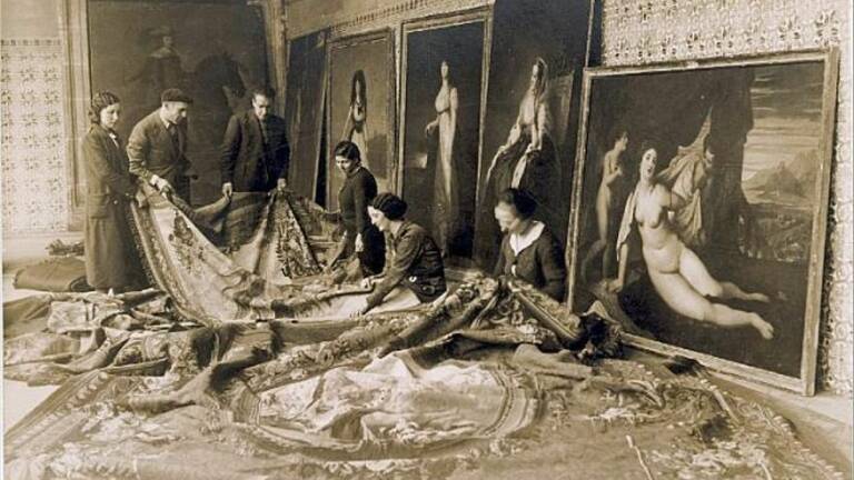 Reparando tapices guardados en el Patriarca durante la Guerra Civil española