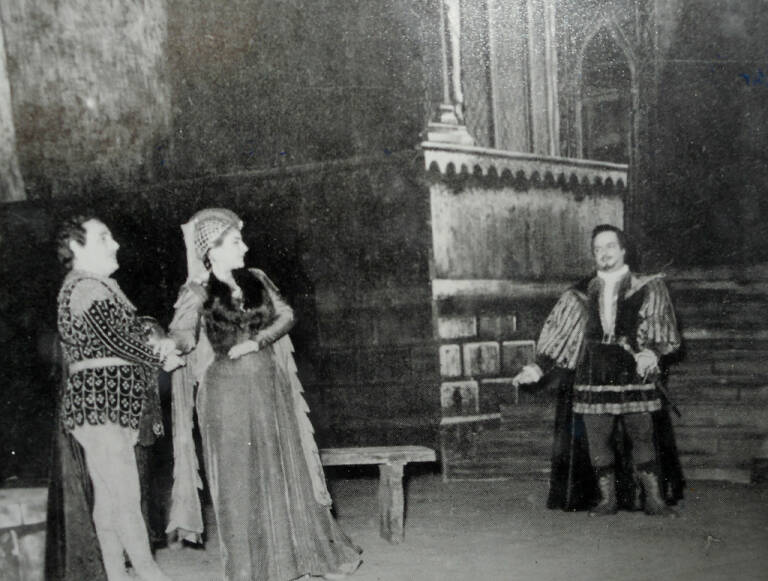 Lauri-Volpi en una escena de Il Trovatore, como Manrico y Maria Callas como Leonora en la temporada 1950-51 en el teatro San Carlo de Nápoles
