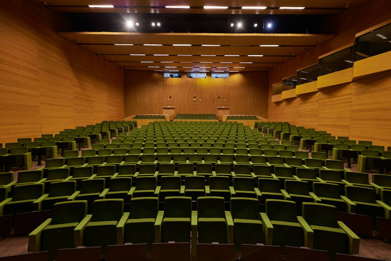 El verde es el color protagonista de los asientos del Auditorio 2.