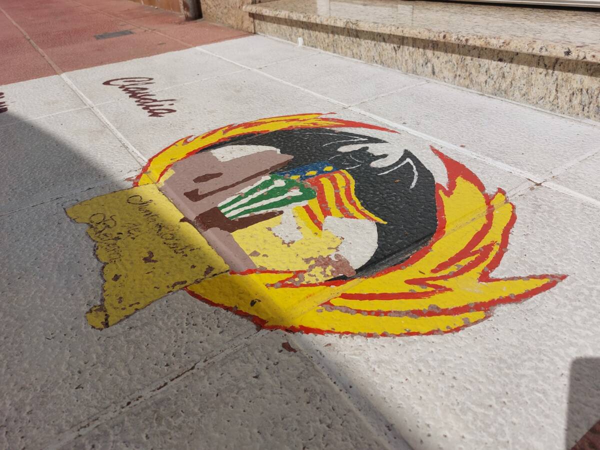 Escudo de la Junta Local Fallera de Bétera pintado en una calle del municipio