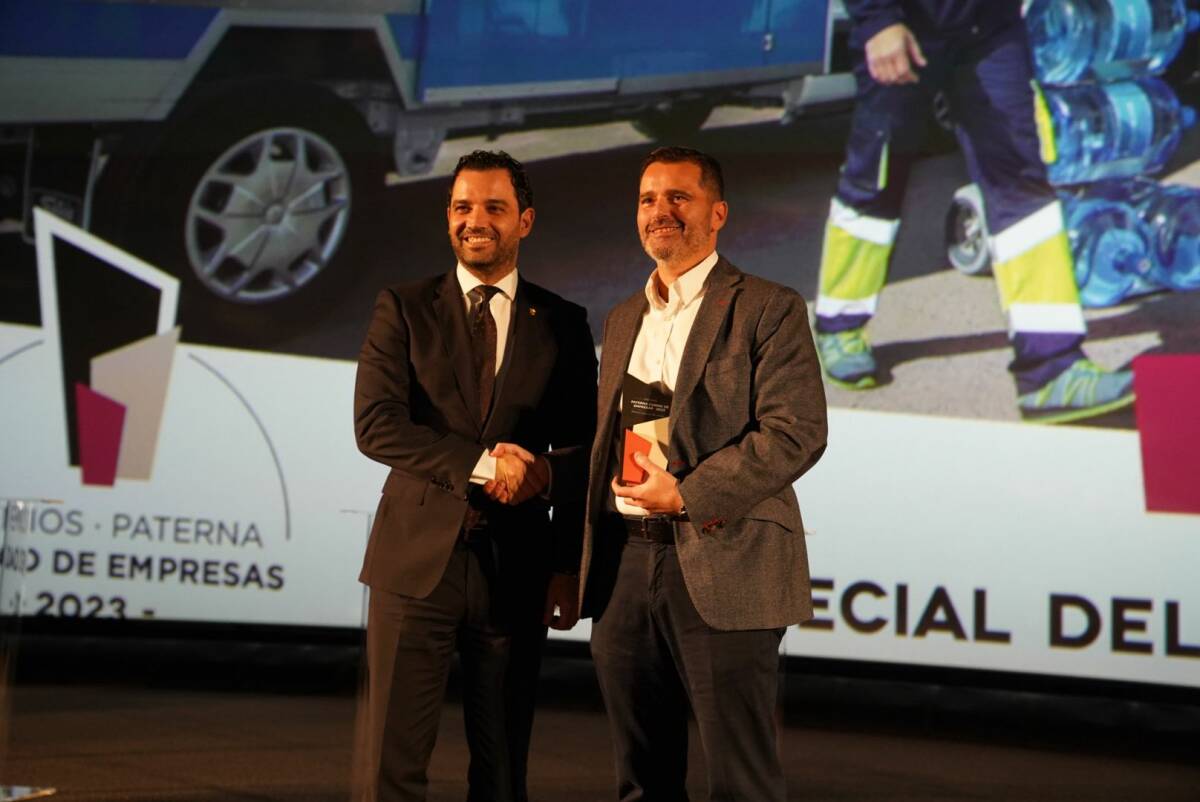 Sagredo le ha entregado el premio a Alberto Gutiérrez, CEO de la Aquaservice