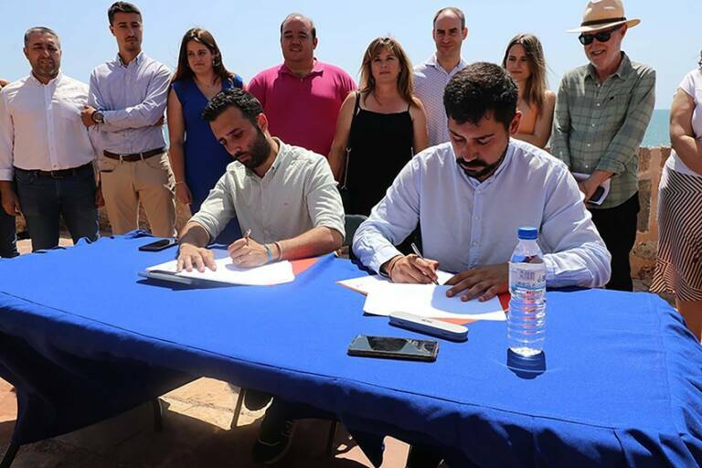 Firma del pacto de Sagunt entre Darío Moreno (PSPV) y Roberto Rovira (UP-EU). FOTO: AJUNTAMENT SAGUNT