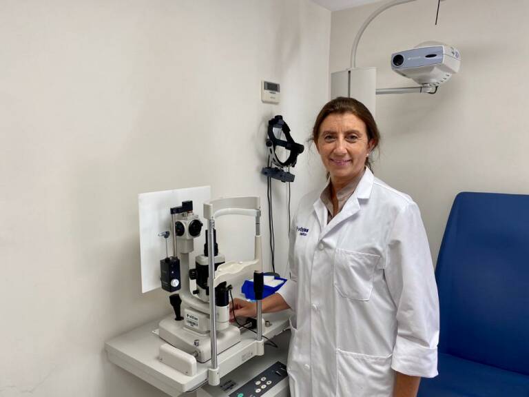 La especialista oftalmóloga Sánchez-Minguet, con un equipo de medición de la tensión ocular.